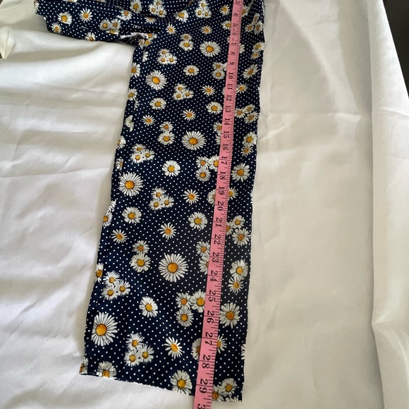 Girl pant size Small 7/8 , Navy Blue daisy and polka dot elastic waist - Picture 4 of 10